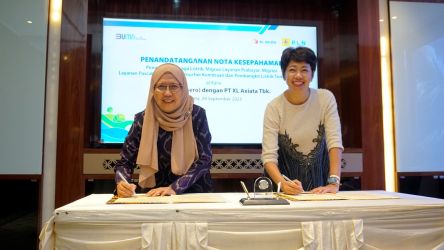 (ki-ka) Direktur Retail & Niaga PLN, Edi Srimulyanti dan Direktur & Chief Enterprise and Corporate Affairs Officer XL Axiata, Yessie D. Yosetya melakukan penandatanganan MoU di Jakarta, Jumat (29/9/2023). (Ist)