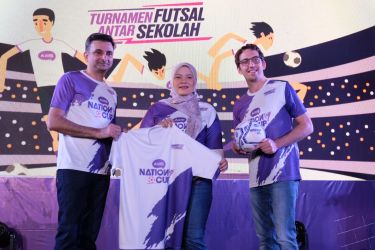 (ki-ka) Group Head Youth Segment XL Axiata, Azher Javid menyerahkan kaos futsal AXIS Nation Cup 2023 kepada Regional Group Head Jabodetabek XL Axiata, Rd. Sofia Purbayanti. (Ist)