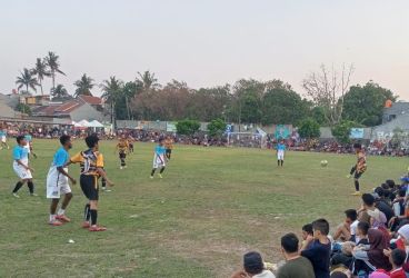 Penonton tumpah ruah di Lapangan Garuda menyaksikan duel Adzka Squad vs Enjoy FC.(Foto: Red/tangselpos.id).
