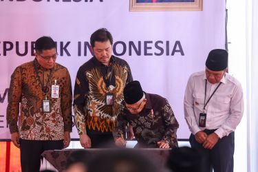 Wapres KH Ma'ruf Amin resmikan pabrik baja didampingi Pj Gubernur Banten Al Muktabar.(yul)