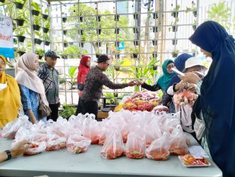 Bazaar murah yang dihelat bersamaan dengan peresmian kantin Pembinaan Kesejahteraan Keluarga (PKK) laris manis diserbu warga, Senin (2/10/2023). (tangselpos.id/rmn)