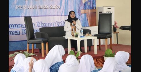 KPU Kota Tangsel melakukan kegiatan sosilisasi kepada para pelajar di SMP Al-Fath BSD, Serpong, Selasa (31/10).(dra)