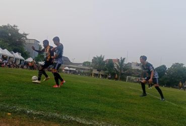 Pemain asing MMD Mustika FC, Samuel (kiri) dikawal ketat bek Aseng FC, Adi Parwa.(Foto: Red/tangselpos.id)