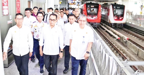 Menhub Budi Karya Sumadi (tengah) bersama Pj Gubernur DKI Heru Budi (kiri) saat groundbreaking fase 1B.Foto : Ist