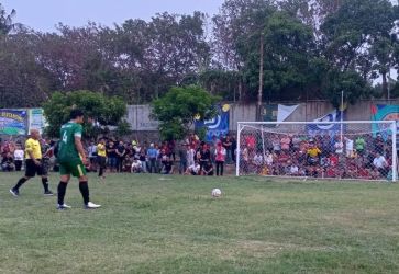Bek BM Riyanto FC, Adi bersiap melakukan tendangan penalti.(Foto: Red/tangselpos.id).