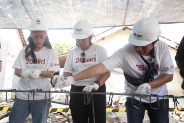 Senior Director & General Manager Herbalife Indonesia, Andam Dewi (tengah) dan National Director Habitat For Humanity Indonesia, Susanto Samsudin (kanan) bersama para relawan sedang melakukan proses pembangunan rumah di Tangerang. (Ist)