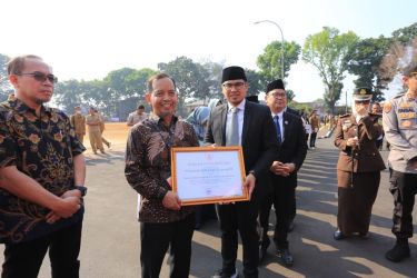 PT Indah Kiat Pulp & Paper Tbk (IKPP) Tangerang Mill raih Penghargaan Perusahaan Pembina Kampung Iklim dari Pemerintah Kota Tangerang Selatan.(dra)