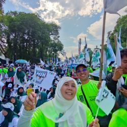 Ketua DPC PKB Kota Tangsel Muthmainnah, saat ikut pendaftaran Anies – Muhaimin ke KPU RI, Kamis (19/10).(dra)