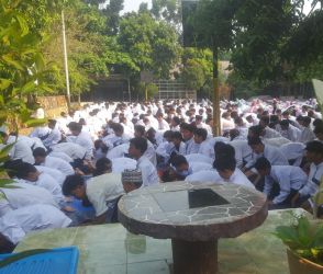 SMPN 21 Kota Tangsel menggelar kegiatan Sholat Istisqo, berharap kemarau berakhir dan masuk musim hujan.(Dra)