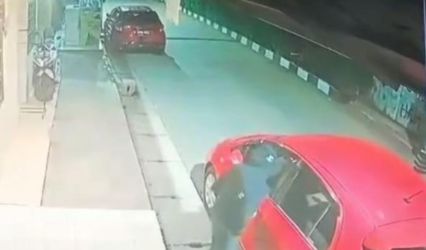 Cuplikan rekaman video CCTV memperlihakan komplotan pencuri melakukan aksinya di Kelurahan Pondok Jagung, Kecamatan Serpong Utara. Para pelaku mencuri satu unit mobil yang terparkir di pinggir jalan.(dra)