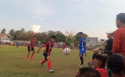Sahroji Ozel (biru) jadi andalan Larangan United.(Foto: Red/tangselpos.id).