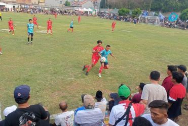 Jual beli serangan mewarnai laga Trapos versus West Junior. Namun West Junior lebih beruntung bisa memanfaatkan lemahnya barisan pertahanan Trapos.(Foto: Red/tangselpos.id).