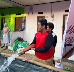 Mahasiswa UMJ memberikan bantuan air berasih kepada warga Kranggan yang mengalami kekeringan.(dra)