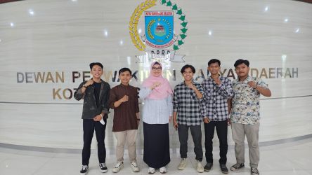 Anggota DPRD Kota Tangsel Shinta Wahyuni Chairuddin, menerima Keluarga Mahasisa Jambai (KMJ) Universitas Islam negeri (UIN) Jakarta, di gedung DPRD Kota Tangsel.(dra)