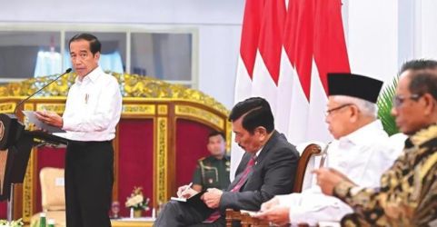 Presiden Jokowi saat memimpin Rapat Kabinet . Foto : Ist