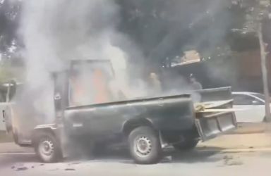 Sebuah mobil berjenis pick up terbakar di jalan Boulevard Bintaro, Kecamatan Pondok Aren, yang videonya pun kini ramai di media sosial.(dra)