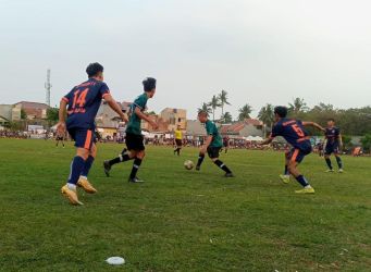 Silaturahmi Pondok Bahar FC memenangi pertarungan pemain lokal dengan Persepoja B, dengan skor 3-1.(Foto: Red/tangselpos.id).