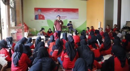 Emak-emak di Tangsek curhat ke anggota DPR RI Ananta Wahana, dalam kegiatan forum Sosialisasi Penyerapan Aspirasi Masyarakat (Asmas) MPR RI di Pendopo Cipayung, Ciputat, Rabu (25/10).(dra)