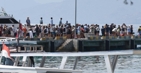Wisatawan menunggu kapal untuk menyeberang ke Gili Trawangan. Foto : Ist
