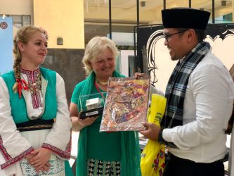 Wakil Wali Kota Tangsel, Pilar Saga Ichsan, menyambut 11 delegasi negara peserta pada 2nd Indonesia International Culture Festival (IICF) 2023 di Plaza Puspemkot Tangsel, Senin (30/10/2023). (Ist)