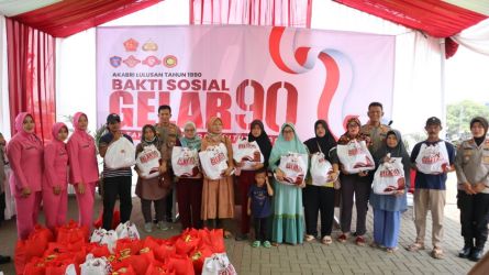 Polsek Cisauk memberikan saluran bantuan sembako kepada masyarakat di sekitar Polsek Cisauk, Kamis (26/10).(Dra)