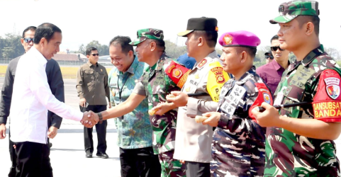 Presiden Jokowi disambut Forkopimda Bali setibanya di Bandara Bgurah Rai Bali. Foto : Setpres