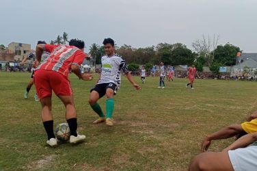 Pemain muda Nayla A FC, Dinko (hitam putih) berusaha merebut bola dari kaki pemain Rajawali FC.(Foto: Red/tangselpos.id).