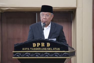 Walikota Tangerang Selatan (Tangsel) saat memberikan jawaban pandangan fraksi, di rapat paripurna di Gedung DPRD Kota Tangsel, Setu, Kamis (19/10).(dra)