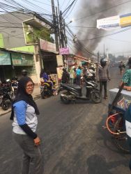 Kebakaran kemali terjadi, kali ini di jalan Aria Putra, Kelurahan Kedaung, Kecamatan Pamulang, Selasa, (31/10). Akibat kebakaran rumah tersebut, satu rumah dan kios hangus terbakar.(dra)