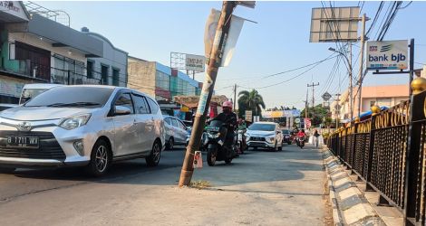 Sebuah tiang berdiri di tengah ruas Jalan Pahlawan, Kelurahan Cempaka Putih, Kecamatan Ciputat Timur. Kebradddan itu menganggu pengguna jalan.(dra)