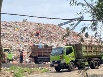 DLH Kota Tangsel selalu melakukan berbagai upaya untuk mencegah kebakaran TPS Cipeucang di musim kemarau.(dra)