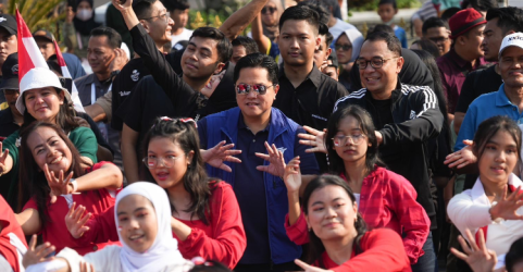 Ketum PSSI Erick Thohir (jaket biru) bersama warga surabaya. Foto : Ist