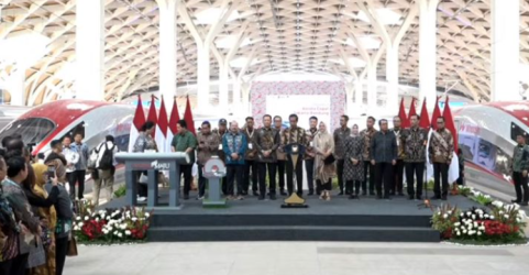 Presiden Jokowi saat meresmikan Kereta Cepat Jakarta - Bandung. Foto : Setpres