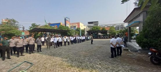 Polsek Pondok Aren kembali menggelar Apel Tiga Pilar, kali ini Apel Tiga Pilar itu digelar di Kelurahan Pondok Betung, kecamatan Pondok Aren, Rabu (8/11).(dra)