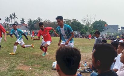 Para penonton terhibur dengan laga Aseng versus Kembar FC yang sama-sama menampilkan permainan ciamik (Foto: Red/tangselpos.id).
