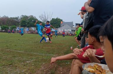 Seusai hujan deras, para penonton tetap antusias menyaksikan duel Pinggiran FC melawan Porceb.(Foto: Red/tangselpos.id).