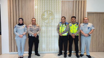 Satlantas Polres Tangsel perkjuat Kembali kolaborasi dengan lakukan Kunjungan ke Jasa Raharja Tangerang, Kamis (2/11).(dra)