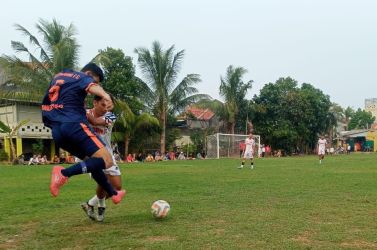 Derby Pondok Bahar antara Silaturahmi FC lawan Porba berlangsung monoton.(Foto: Red/tangselpos.id).