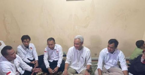 Ganjar Pranowo saat bertandang ke rumah Putra Ajiyantoro. Foto : Ist