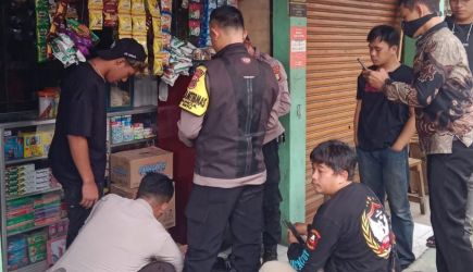 Polsek Cisauk melakukan pengerebekan terhadap warung yang menjual obat terlarang jenis tramadol, di Kelurahan Muncul, Kecamatan Setu, Rabu (1/11).(dra)