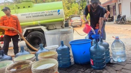 Meski hujan sudah turun, sejumlah di Kota Tangsel masih mengelami kekeringan, dan BPBD Kota Tangsel terus mengirimkan bantuan air bersih.(Dra)