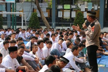 Kapolsek Pondok Aren Kompol Bambang Askar Sodiq turun langsung menyampaikan ceramah keamanan dan ketertiban masyarakat (Kamtibmas) di SMAN 5 Kota Tangerang Selatan (Tangsel), Jumat (3/11).(dra)