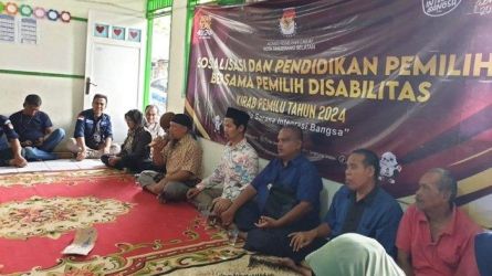 Pemilih Disabilitas di Jombang, Kecamatan Ciputat meminta kepada KPU agar petugas pendamping di TPS terpercaya.(dra)
