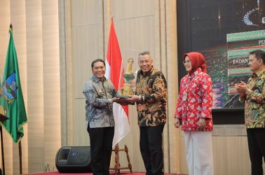 Gubernur Banten, Al Muktabar serahkan penghargaan dan ke Wali Kota Benyamin Davnie di Aula Pendopo Gubernur Banten, Kamis (16/11/2023). (Dok. Humas Pemkot Tangsel)