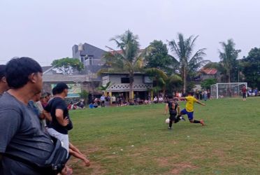 Penonton antusias menyaksikan laga HBB Boy lawan Imad FC.(Foto: Red/tangselpos.id).