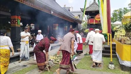 Pembangunan Bale Sthiti Puja di Pura Parahyangan Jagat Guru, Bumi Serpong Damai (BSD), Kota Tangerang Selatan (Tangsel), Provinsi Banten telah usai. Umat Hindu Banjar Tangsel pun, menggelar upacara melaspas Bale Sthiti Puja pada Minggu (12/11).(Dra)