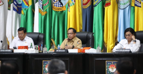 Mendagri Tito Karnavian (tengah) pada rapat Koordonasi Inflasi. Foto : Ist