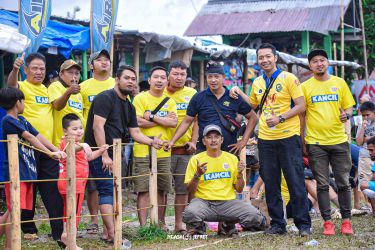 Komunitas pencinta tarkam yang memprakarsai Pinggiran FC foto bersama di salah satu ajang tarkam.(Ist)