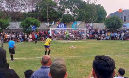 Penendang penalti pertama Putra Peninggilan, Angga bersiap melepaskan tendangan. Putra Peninggilan menang adu penalti atas Bingunk FC.(Foto: Red/tangselpos.id).