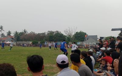 Lapangan Garuda menjadi destinasi wisata. Jumat (10/11/2023), penonton menyaksikan laga Larangan United vs Putra Jaya.(Ist).